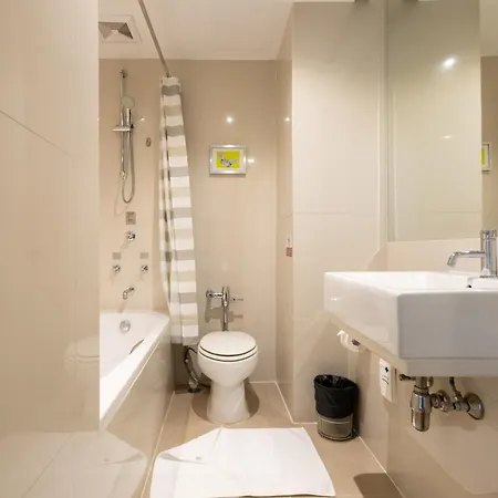 24 Inn At Bts Phrom Phong