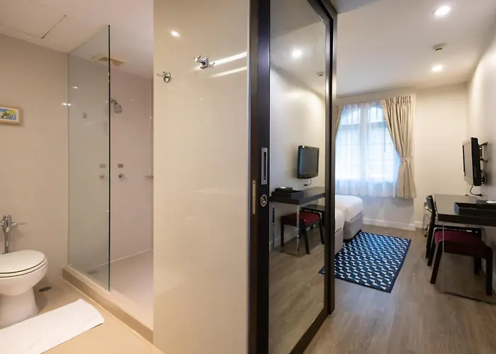 24 At Bts Phrom Phong Hotel 3*