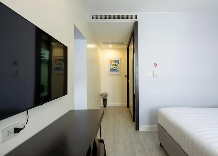 24 At Bts Phrom Phong Hotel
