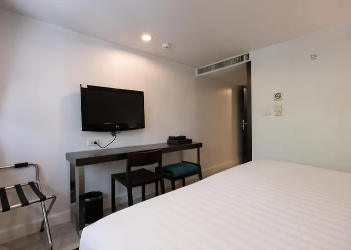 24 At Bts Phrom Phong Hotel 3*