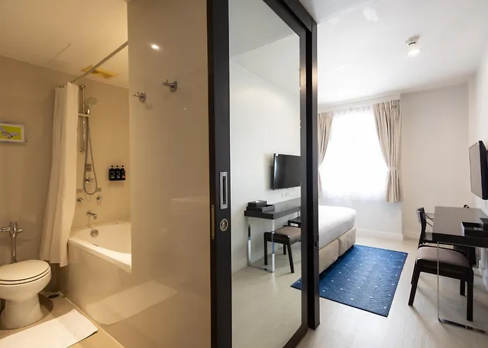 24 At Bts Phrom Phong Hotel 3*
