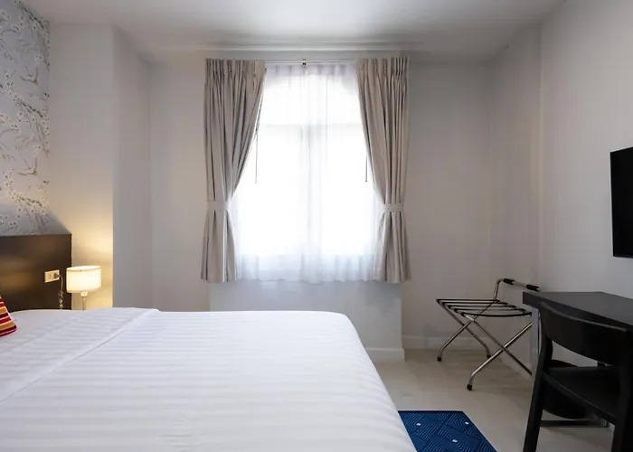 24 At Bts Phrom Phong 3*
